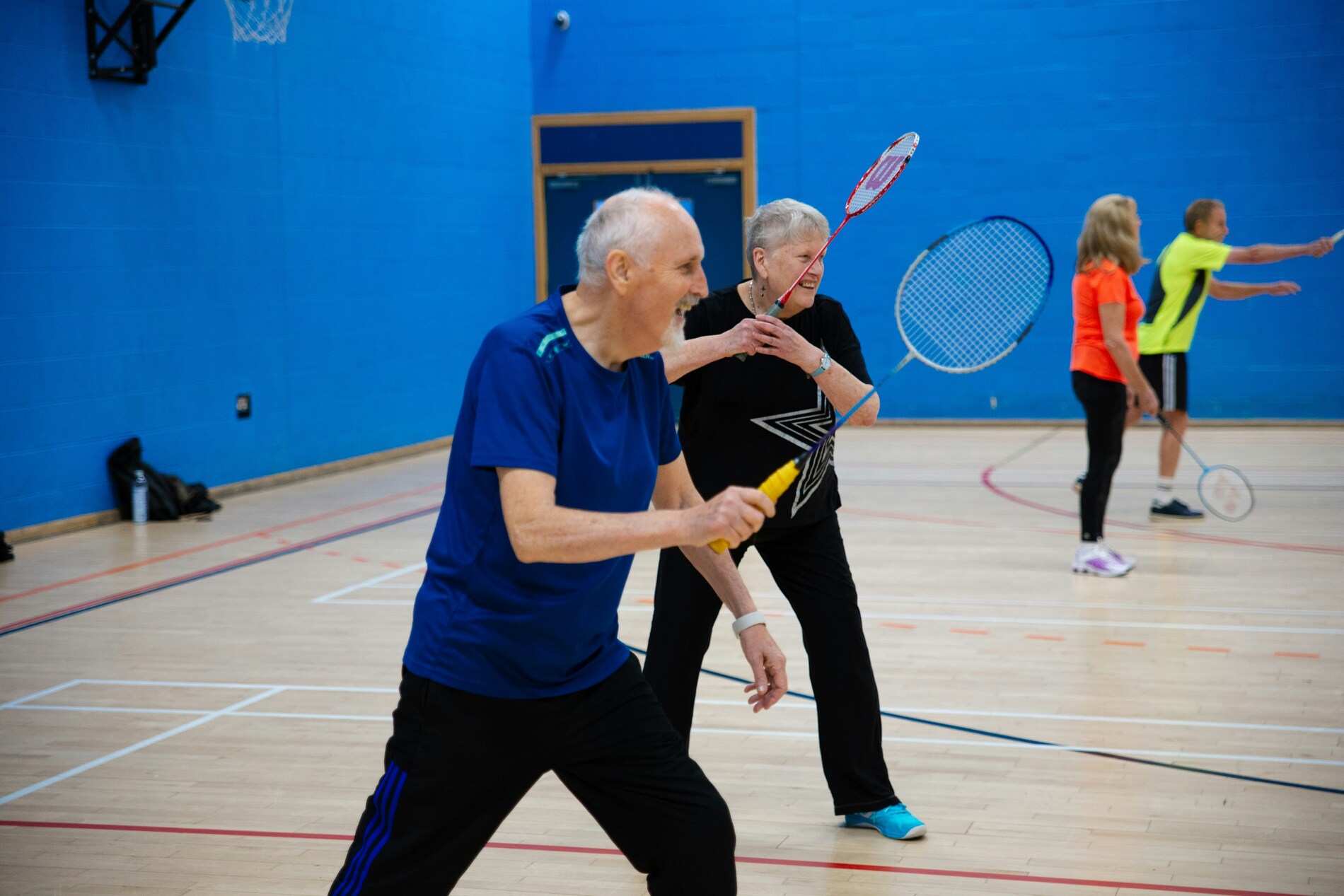 adultos mayores haciendo deportes